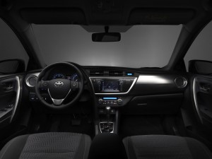 2013 Toyota Auris interior cockpit