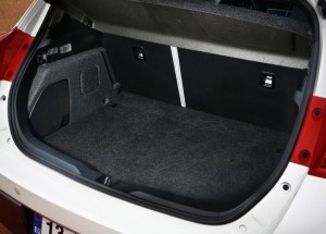 2013 Toyota Auris interior boot