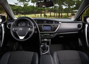 2013  Toyota Auris interior cockpit