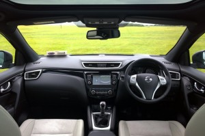 2014 Nissan Qashqai interior cockpit