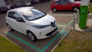 2014 Renault Zoe exterior front charging